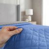 Couvre-lit réversible capitonné Inez L.Grey-Blue