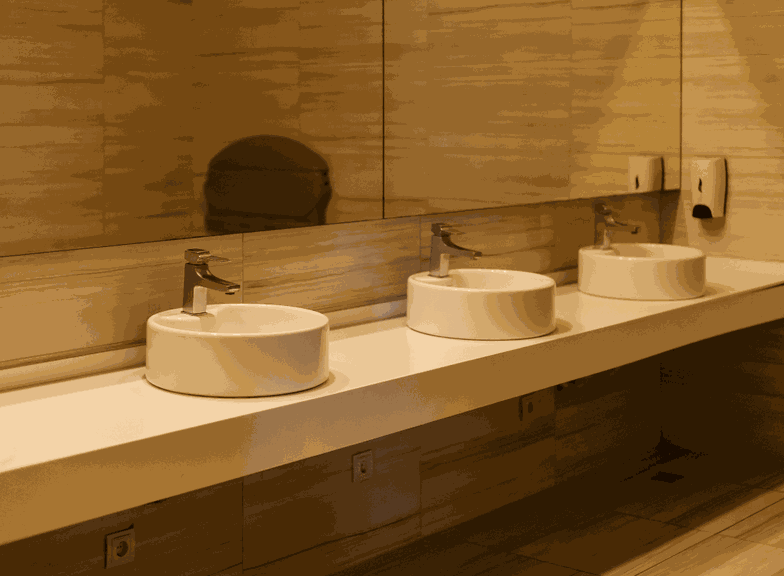 Lustro nad umywalką: jak wybrać najlepsze? Na jakiej wysokości zawiesić?