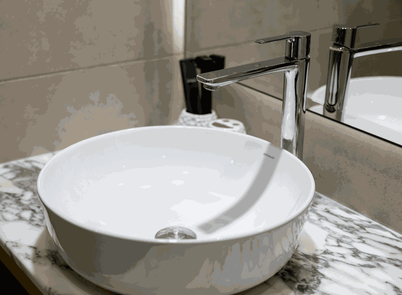 Riscos no aço inoxidável: formas caseiras de os remover da torneira do lavatório