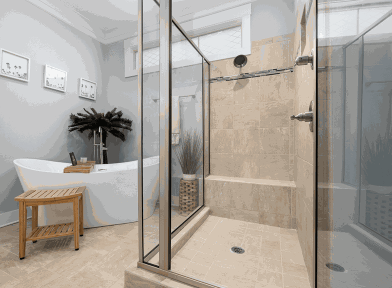 Jak praktycznie zaaranżować małą łazienkę z prysznicem?