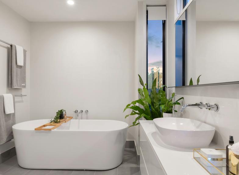 Casa de banho com banheira independente – inspirações que vão transformar o interior da tua casa