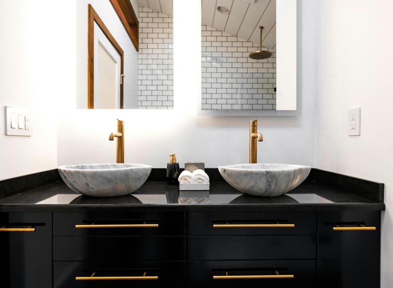 Como criar uma casa de banho elegante e funcional em preto e branco?