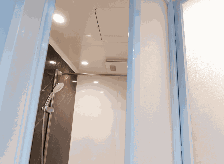 Osviež svoju kúpeľňu – vymeň sprchové dvere za skladacie.