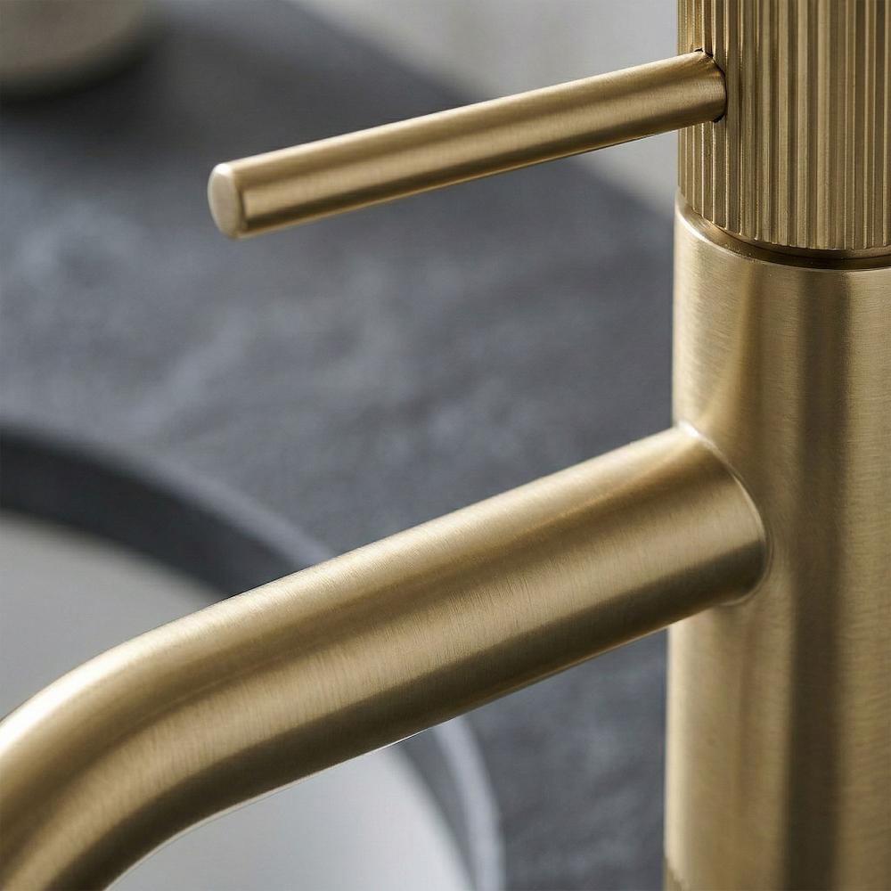 Fürdőszobai csaptelep Rea Lungo Stripe Brush Gold Low