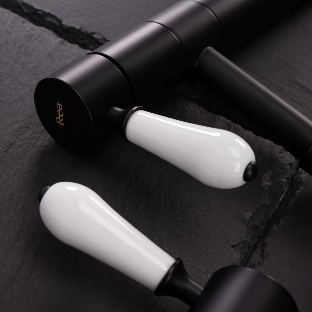 Rea Serra pesuallashana, korkea musta matta