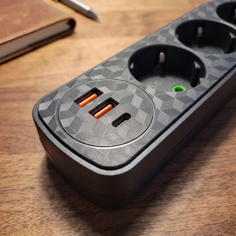 Listwa zasilająca Przedłużacz 2 gniazda + 2x USB-A + USB-C JNH023-2B Czarny