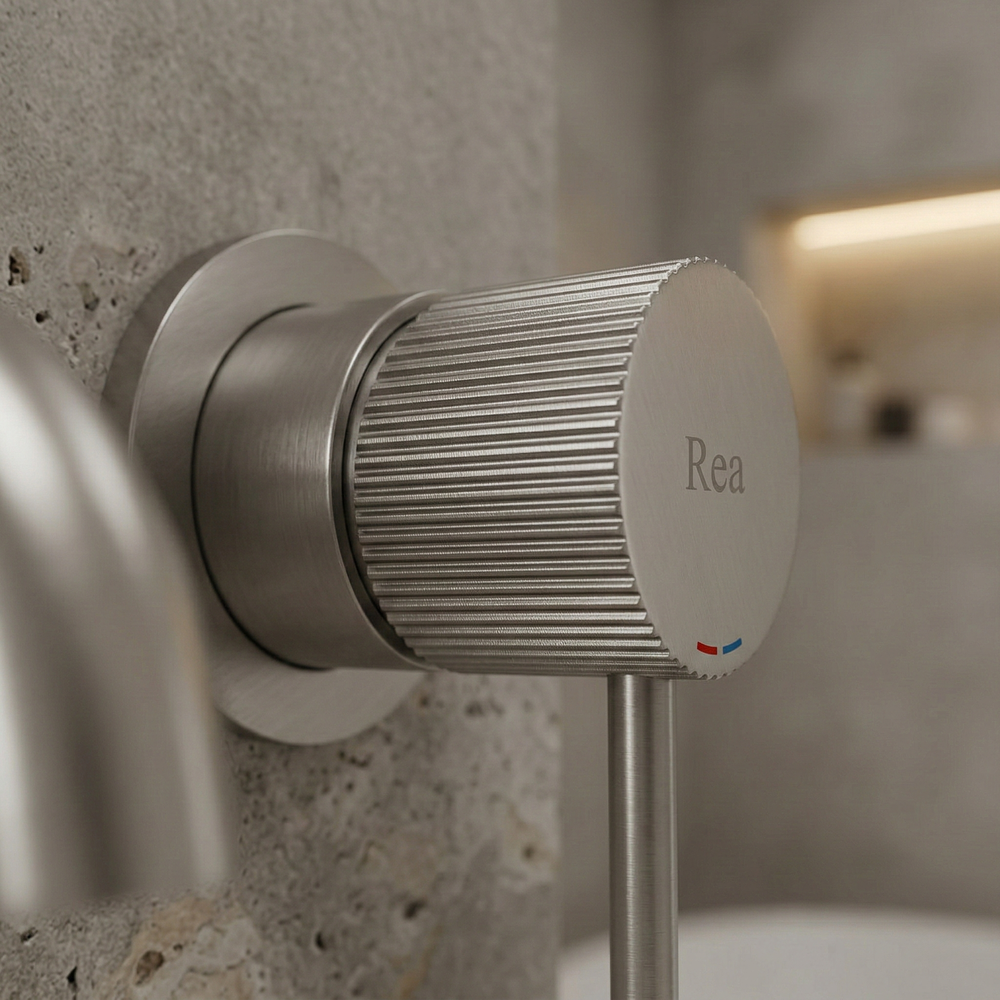 Falra szerelhető csaptelep Rea  Lungo Stripe Brush Nickel