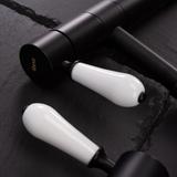 Rea Serra pesuallashana, korkea musta matta