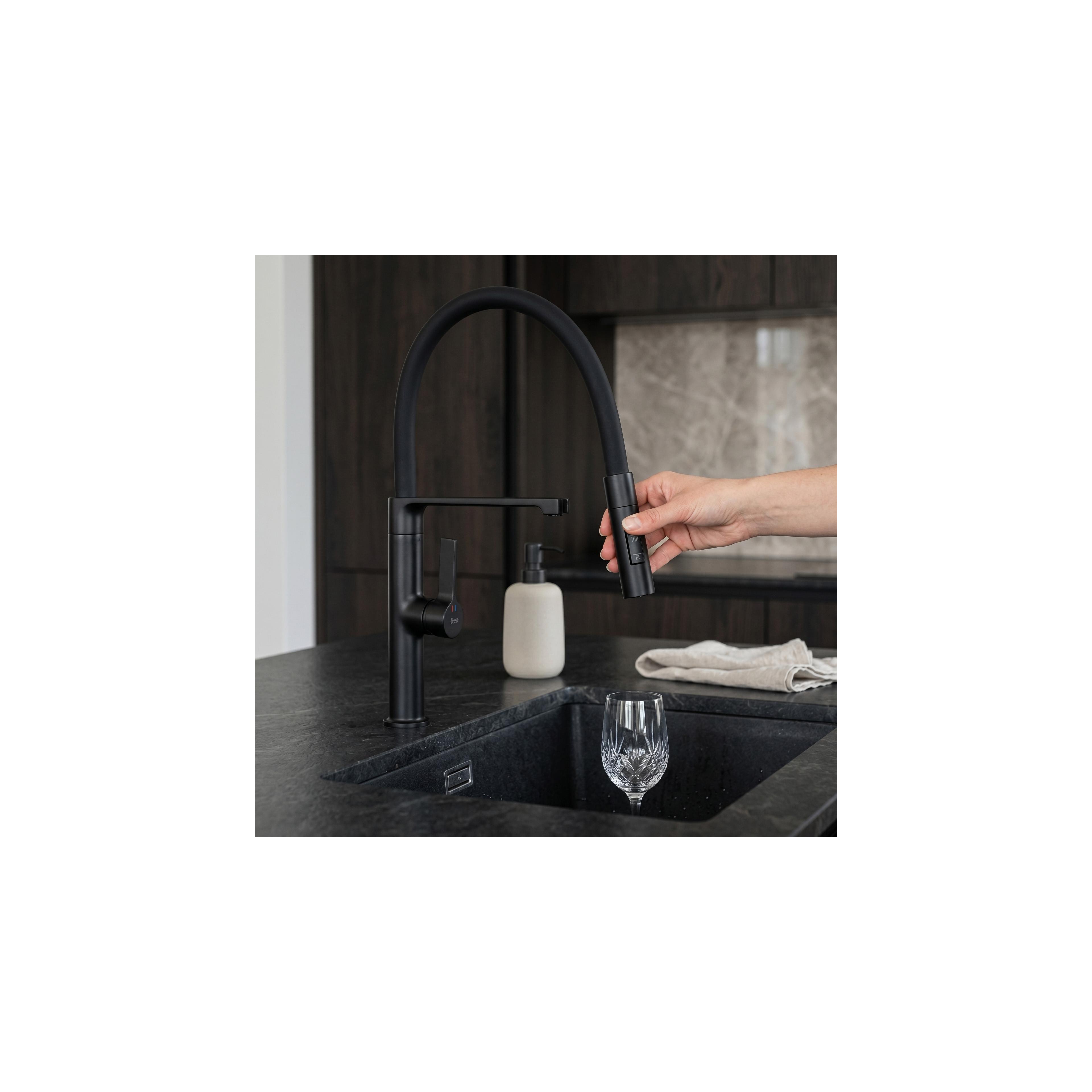 Kitchen faucet REA Lago Black