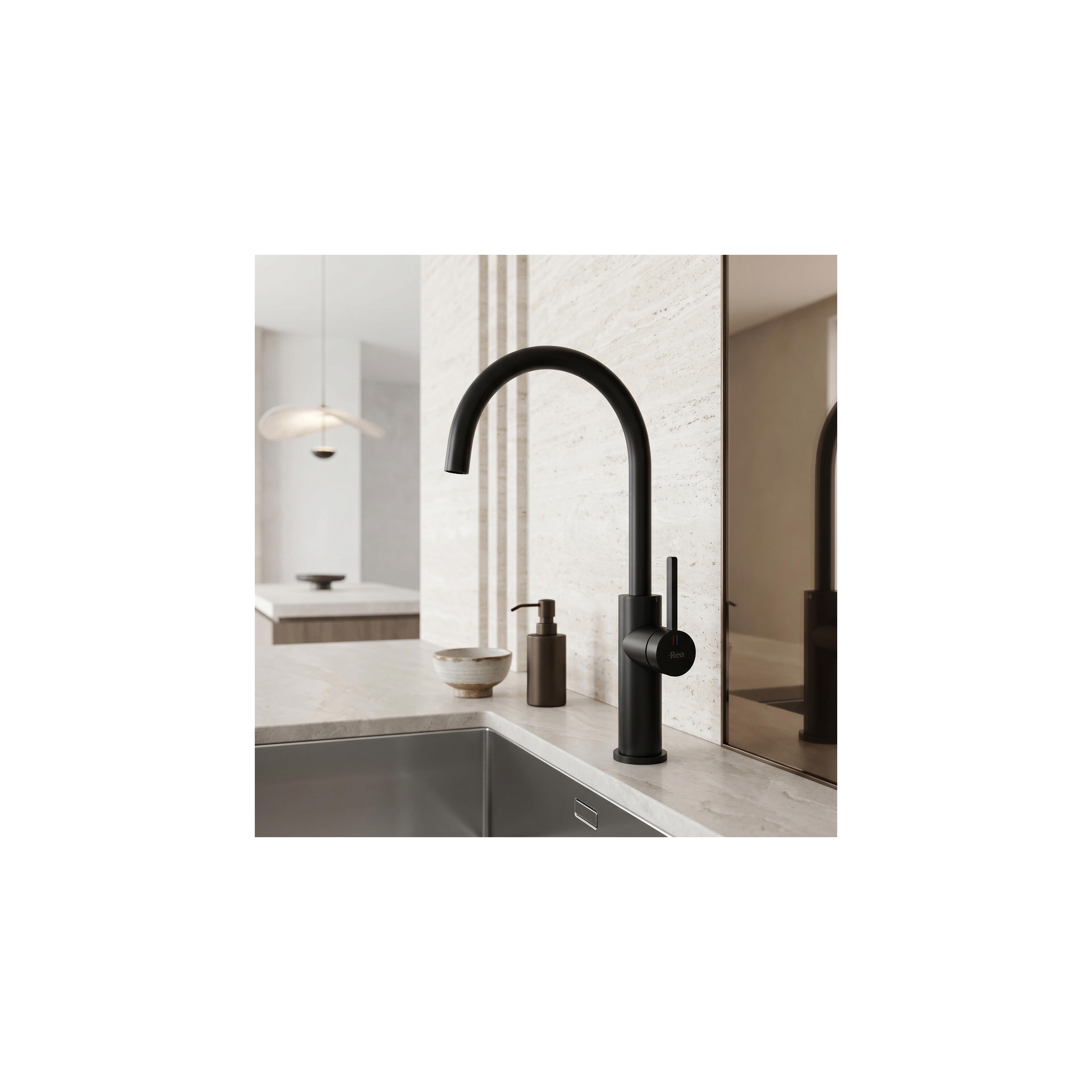 Kitchen faucet REA Rivo Black