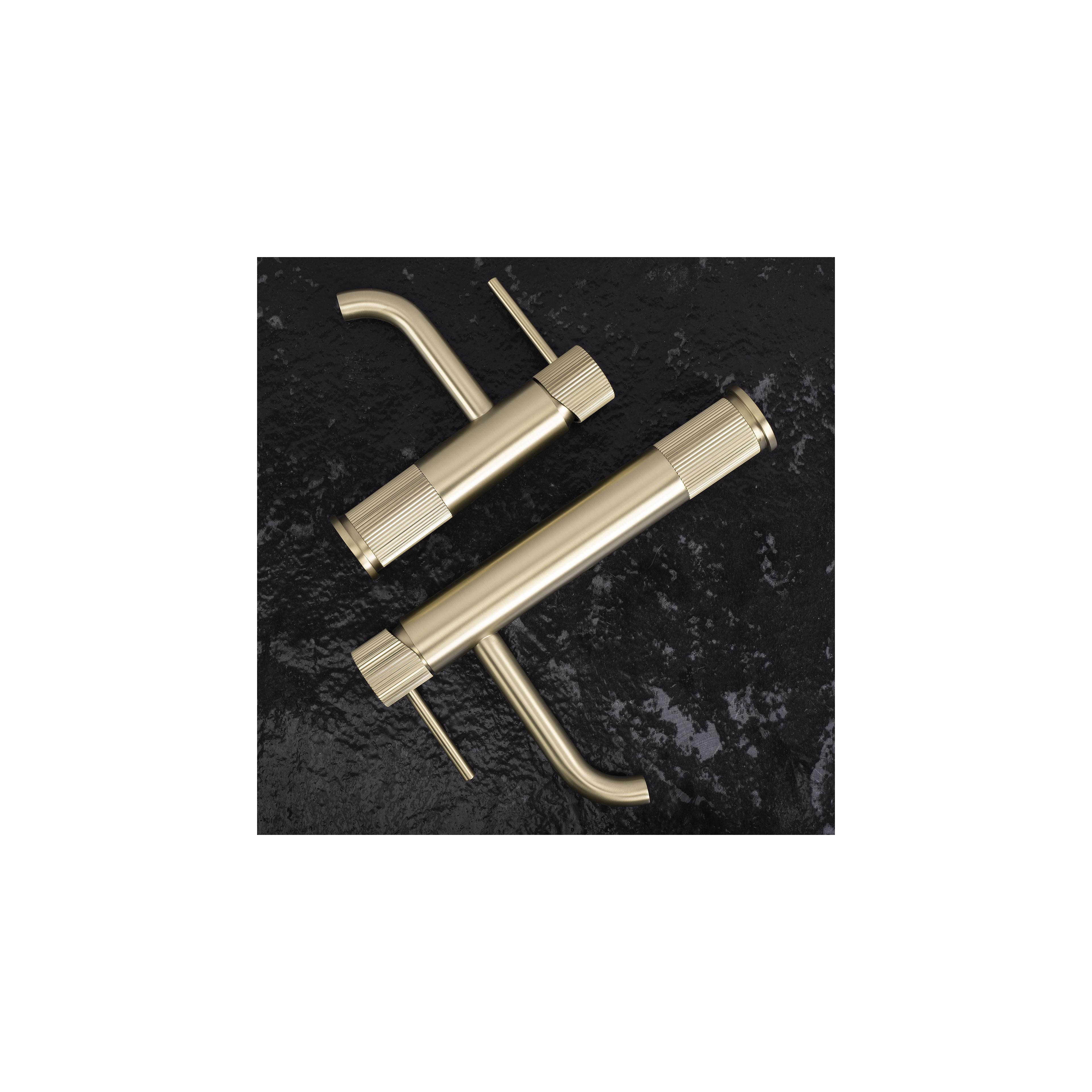 Baterie pentru baie Rea Lungo Stripe Brush Gold