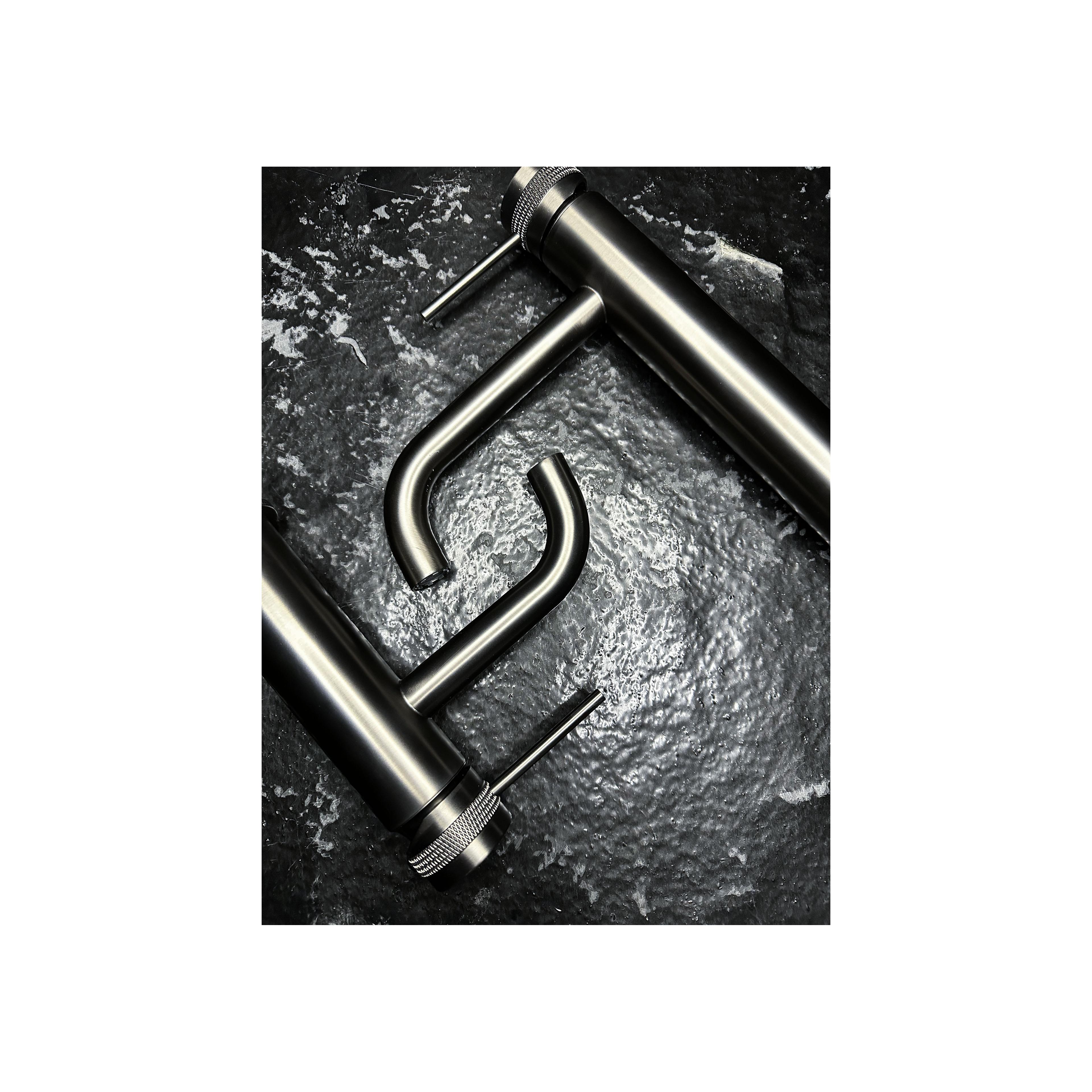REA Lungo Grip Torneira Lavatório Gun Grey Ouro Escovado Baixa