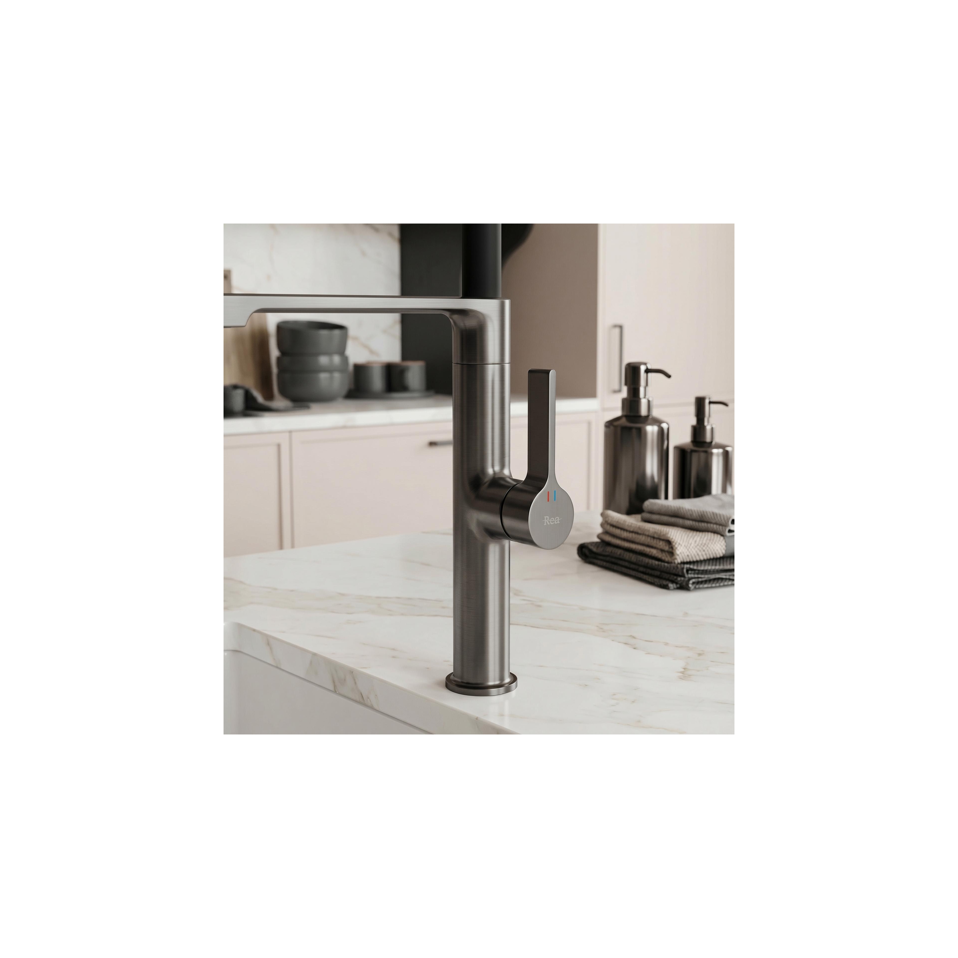 Kitchen faucet REA Lago Titan