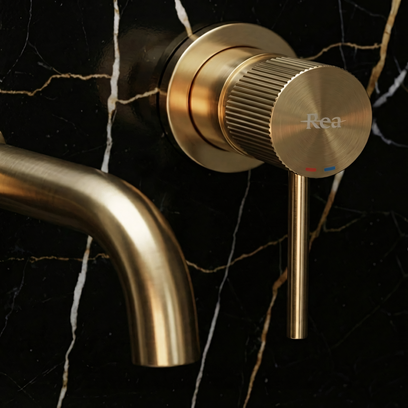 Falra szerelhető csaptelep Rea  Lungo Stripe Brush Gold